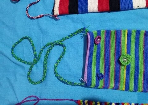 Venta de bolsitas tejidas a mano con diferentes colores - 1/5