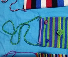 Venta de bolsitas tejidas a mano con diferentes colores